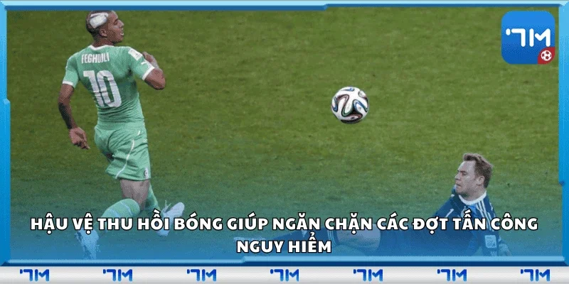 Hậu vệ thu hồi bóng giúp ngăn chặn các đợt tấn công nguy hiểm