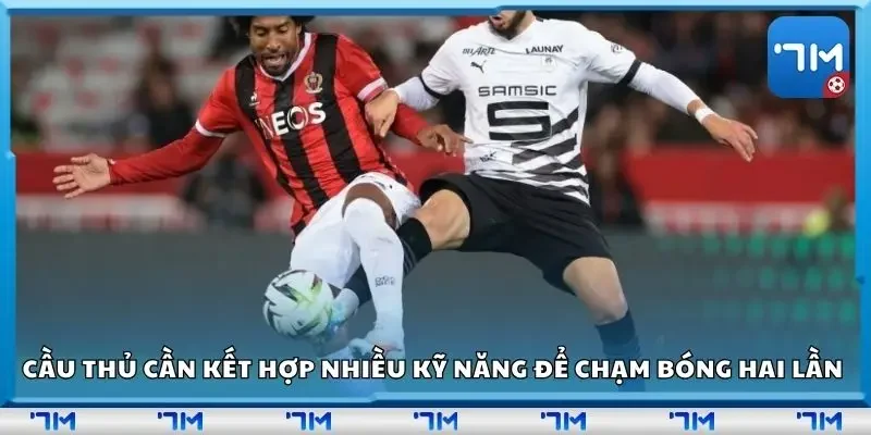 Cầu thủ cần kết hợp nhiều kỹ năng để chạm bóng hai lần hiệu quả